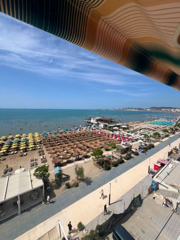 🌊 JEPET ME QIRA APARTAMENT 1+1 – VIJË E PARË ME DETIN, DURRËS