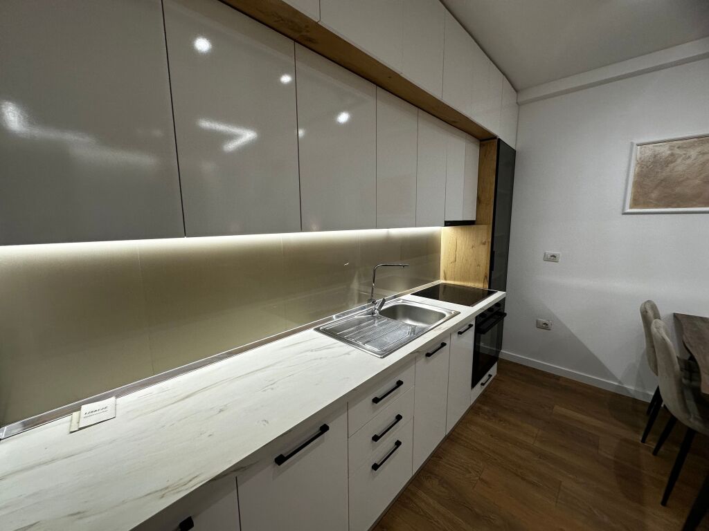 Shitet apartament 1+1