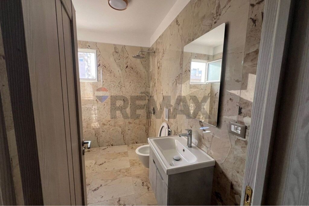 🏡 SHTËPI PRIVATE PËR QIRA – QENDËR, VLORË