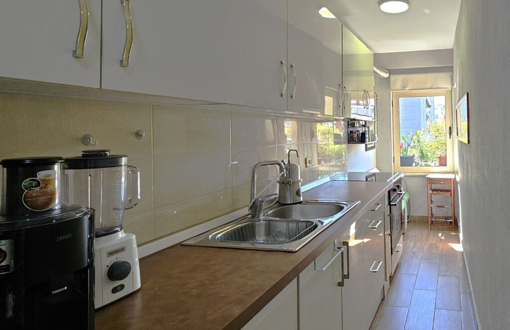 IN VENDITA: 2+1 + 2 BAGNI | ALI DEMI 📍 – VICINO AL CAMPO SPORTIVO | 92 m² NETTI | 4° PIANO | VISTA APERTA | SENZA ASCENSORE | RISTRUTTURATO | 176.000 €