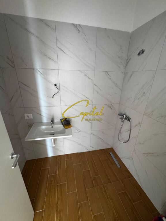 AMBIENT BIZNESI ME QIRA 129 M2 KOMPLEKSI USLUGA 90.000 LEKE