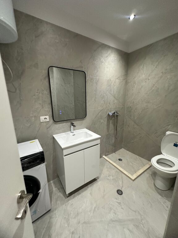 Shitet apartament 1+1