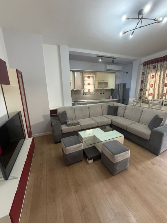 Si dà 3+1 + parcheggio alle ville tedesche arredate 2° piano villa 70000 lek