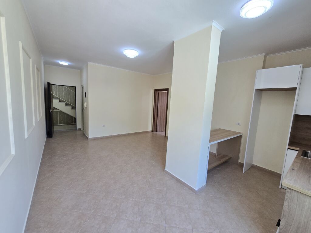 Shitet apartament 1+1