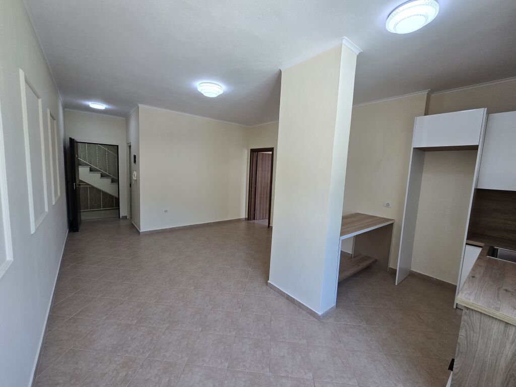 Shitet apartament 1+1