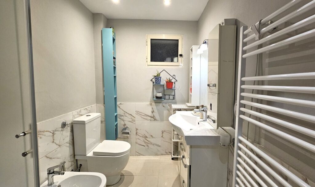 IN VENDITA: 2+1 + 2 BAGNI | ALI DEMI 📍 – VICINO AL CAMPO SPORTIVO | 92 m² NETTI | 4° PIANO | VISTA APERTA | SENZA ASCENSORE | RISTRUTTURATO | 176.000 €