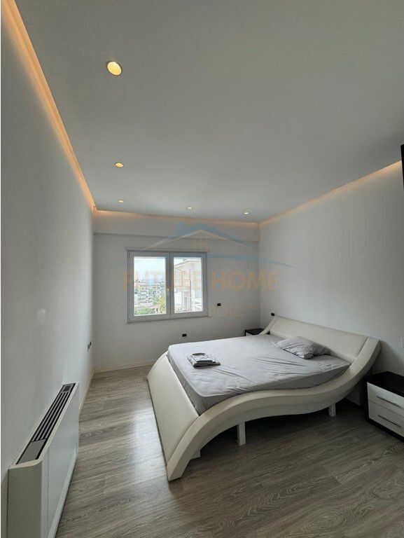 Shitet, Apartament 2+1+2+Verandë, Rruga Shefqet Kuka , Fresk