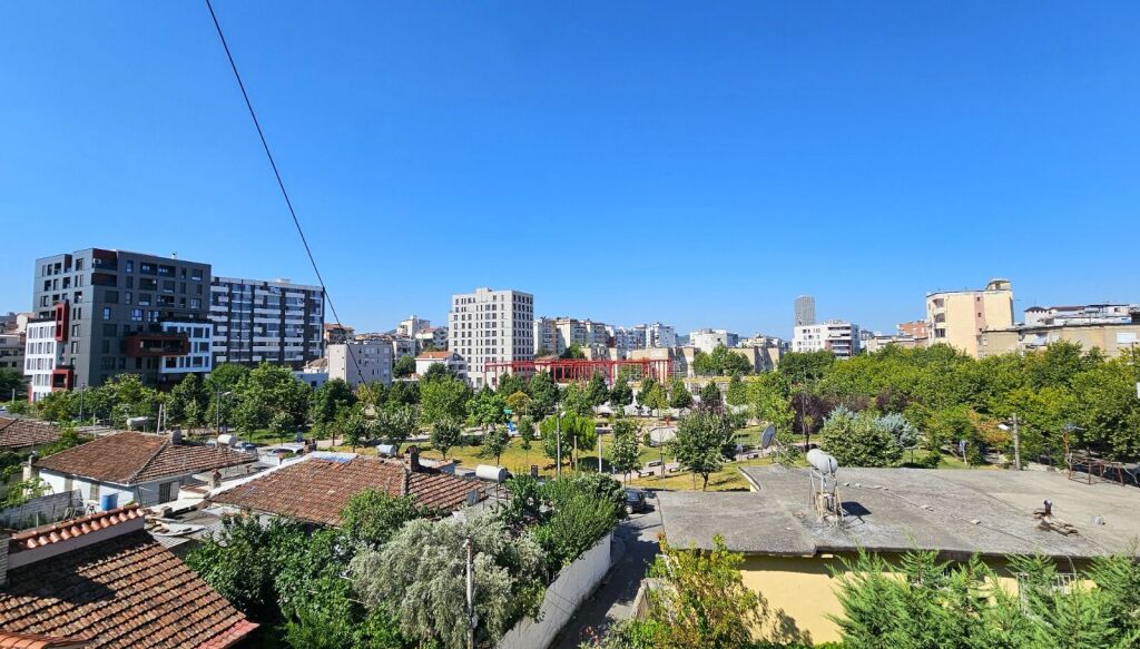 IN VENDITA: 2+1 + 2 BAGNI | ALI DEMI 📍 – VICINO AL CAMPO SPORTIVO | 92 m² NETTI | 4° PIANO | VISTA APERTA | SENZA ASCENSORE | RISTRUTTURATO | 176.000 €