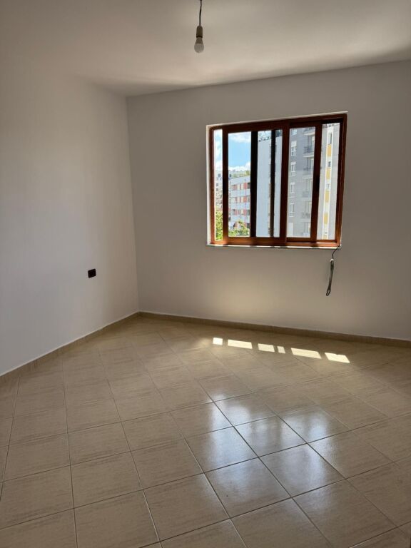 Affittasi 1+1 Vuoto Ali Demi 400 mila lek