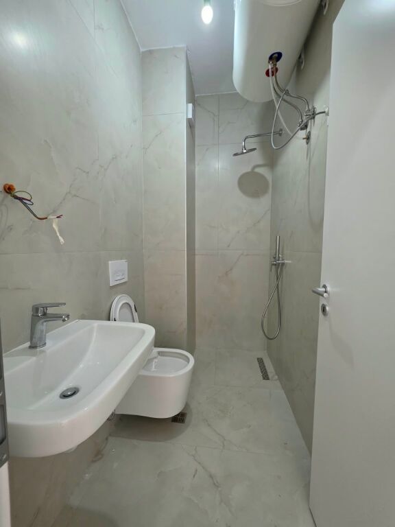 🟤SHITET: 1+1 &amp; Ballkon 📍Ali Demi - Residenca Kadiu | 47m², Kati 6, Orientim Jug, Me Hipotekë ✅️ 89,500€