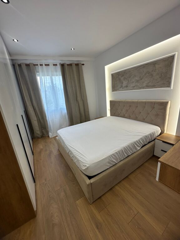 Shitet apartament 1+1