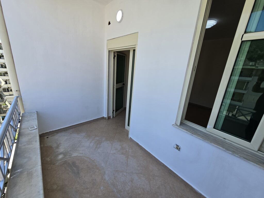 Shitet apartament 1+1