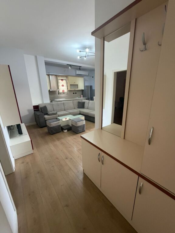 Si dà 3+1 + parcheggio alle ville tedesche arredate 2° piano villa 70000 lek