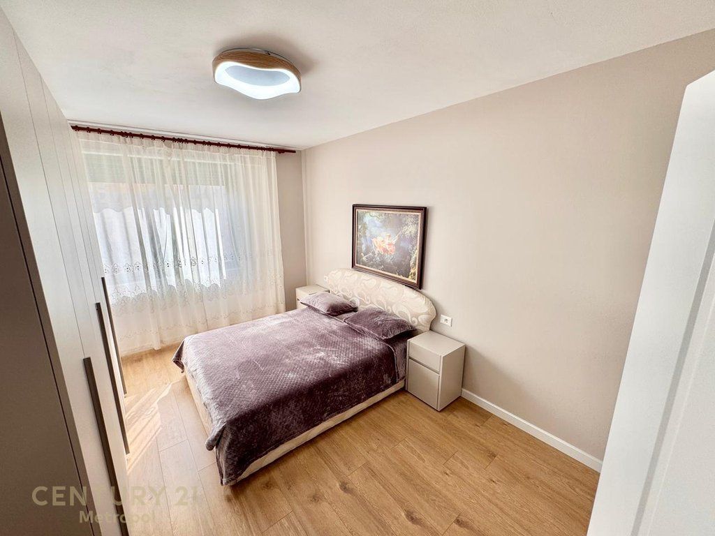 AFFITTASI APPARTAMENTO ADATTO COME 2+1, COMUNE DI PARIGI! 850 € /Mese 80.000 Lek /Mese