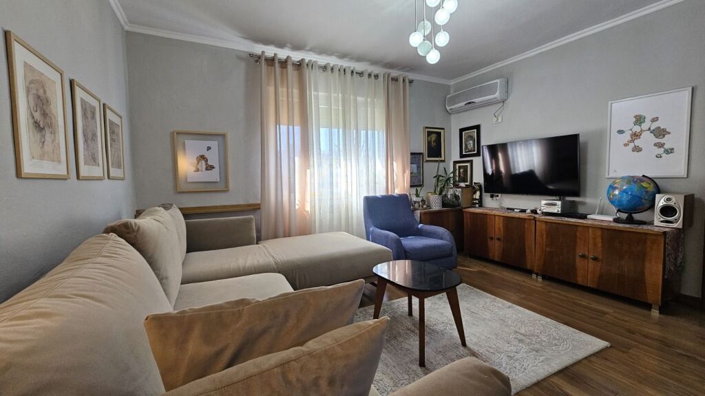 IN VENDITA: 2+1 + 2 BAGNI | ALI DEMI 📍 – VICINO AL CAMPO SPORTIVO | 92 m² NETTI | 4° PIANO | VISTA APERTA | SENZA ASCENSORE | RISTRUTTURATO | 176.000 €