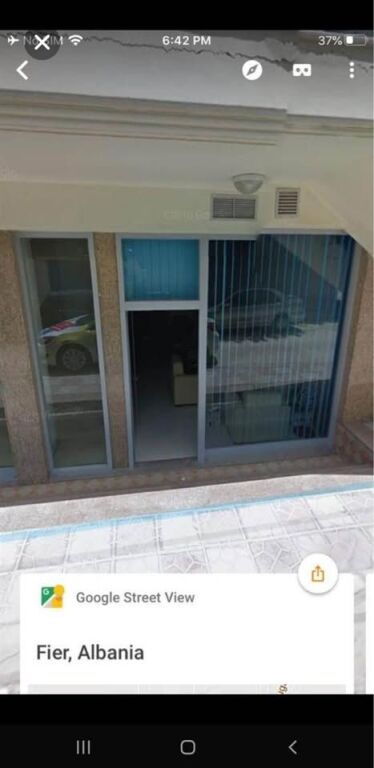 Shop for sale in the 15 Tetori Fier neighborhood only 300 meters from the city center.