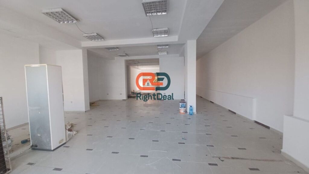 Alla Comune di Parigi, Di fronte al Kristal Center, Locale in Affitto, Ideale per Uffici o Attività Commerciali !!!