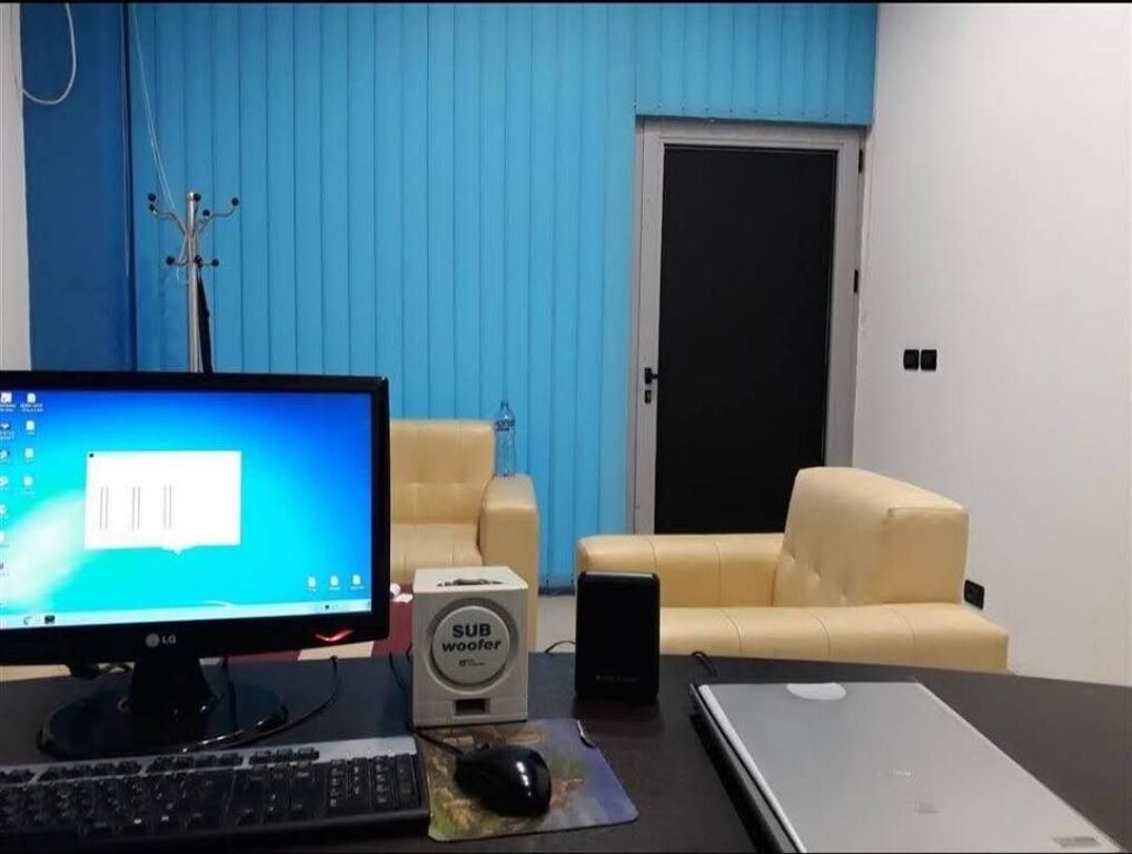 Shop for sale in the 15 Tetori Fier neighborhood only 300 meters from the city center.