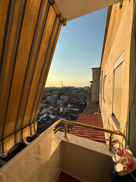 Xhamlliku - Shitet 2+1 75m2 Pallat Me Ashensor Kati 9 Prane SPAR  Ky apartament 2+1 ndodhet në katin e 9-të të një pallati në zonën e Xhamllikut në Tiranë dhe është në shitje me një sipërfaqe totale prej 75 m². • Sipërfaqe neto: 62.52 m² • Sipërfaqe bruto: 75 m² • Ndodhet në katin e 9-të të pallatit • 2 dhoma gjumi dhe 1 tualet • Ideale për banim familjar ose investim • Për më shumë informacion, ju lutemi na kontaktoni!