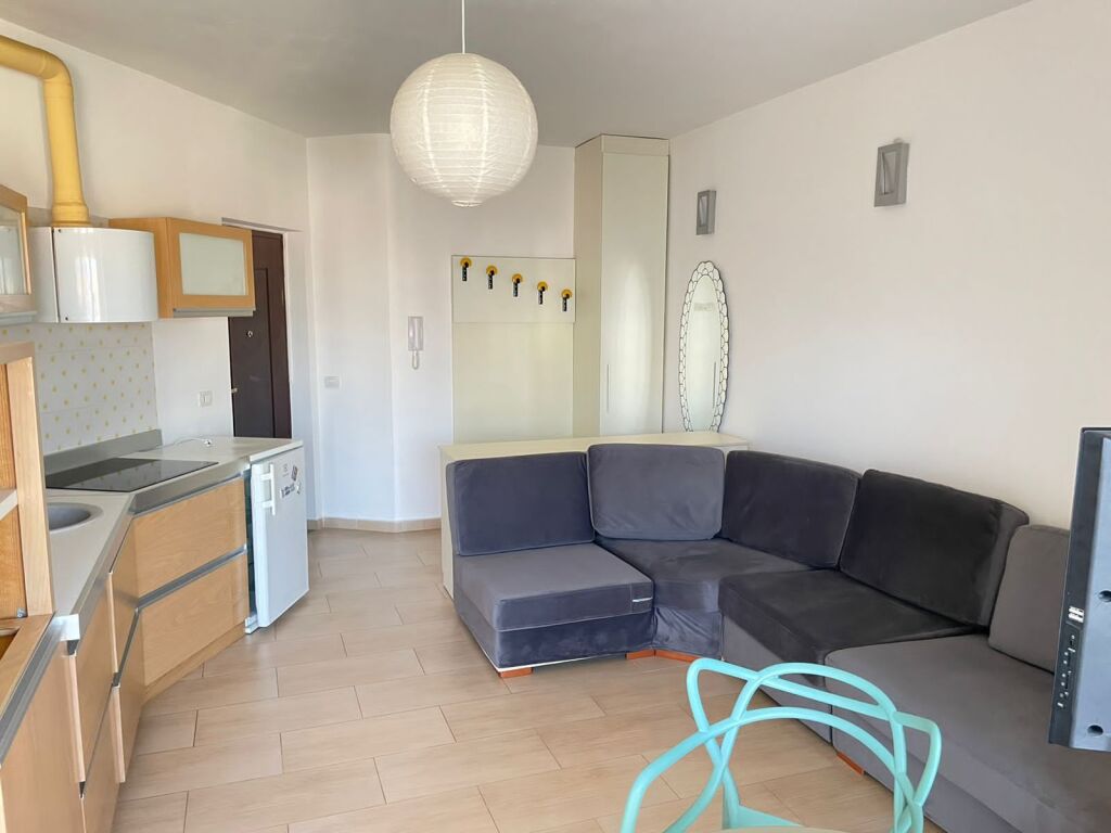 Appartamento 1+1+1 con balcone in affitto a Komuna e Parisit