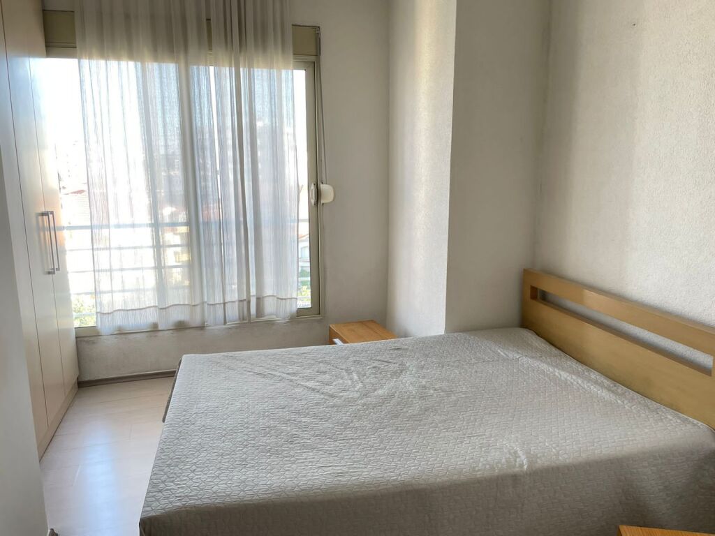 Appartamento 1+1+1 con balcone in affitto a Komuna e Parisit