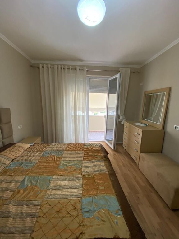🏠 Jepet me qira 2+1 – Vasil Shanto  📍 Pallat ekzistues, kati 4 pa ashensor 🛏️ 2 dhoma gjumi + sallon 🚿 Banjo | 🌿 Ballkon | 📦 Depo 🛋️ I mobiluar 💰 75,000 lekë/muaj
