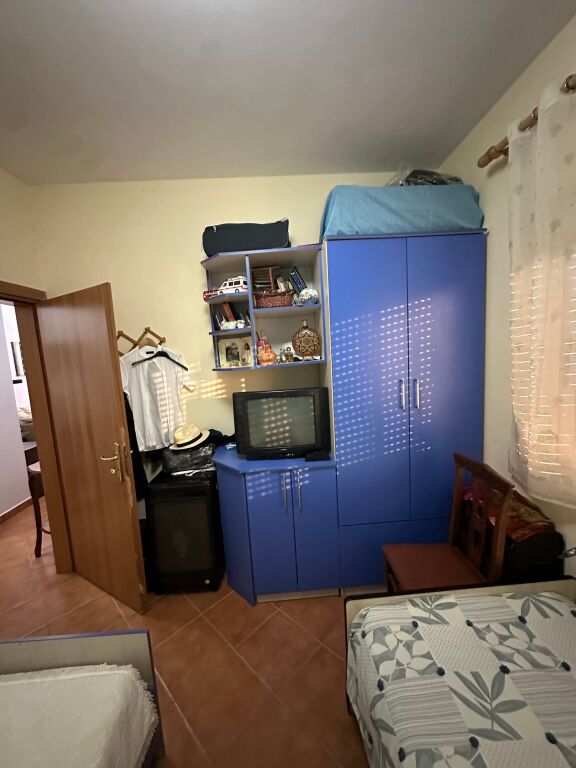Xhamlliku - Shitet 2+1 75m2 Pallat Me Ashensor Kati 9 Prane SPAR  Ky apartament 2+1 ndodhet në katin e 9-të të një pallati në zonën e Xhamllikut në Tiranë dhe është në shitje me një sipërfaqe totale prej 75 m². • Sipërfaqe neto: 62.52 m² • Sipërfaqe bruto: 75 m² • Ndodhet në katin e 9-të të pallatit • 2 dhoma gjumi dhe 1 tualet • Ideale për banim familjar ose investim • Për më shumë informacion, ju lutemi na kontaktoni!