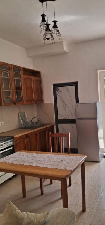 APARTAMENT 1+1. 35000 LEKE.FAKULTETI EKONOMIK