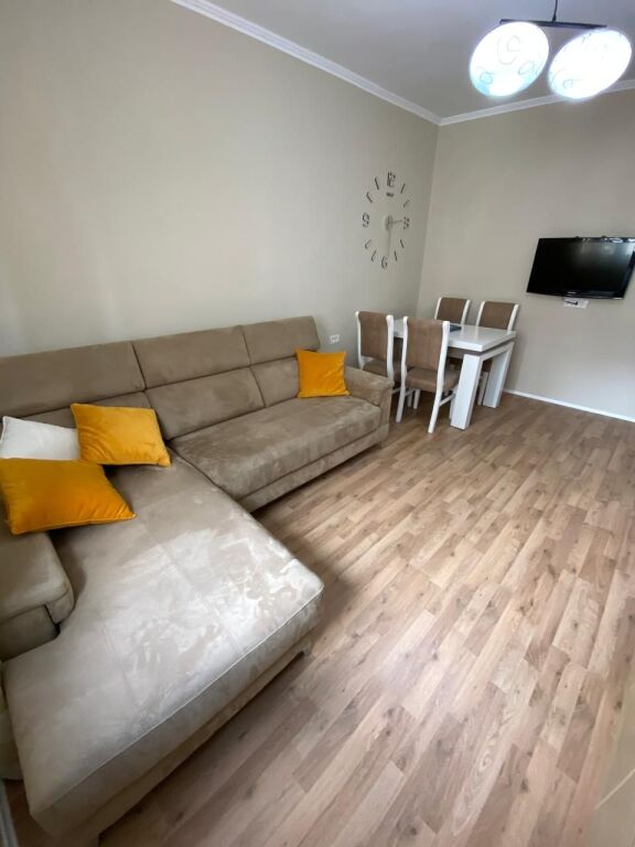 🏠 Jepet me qira 2+1 – Vasil Shanto  📍 Pallat ekzistues, kati 4 pa ashensor 🛏️ 2 dhoma gjumi + sallon 🚿 Banjo | 🌿 Ballkon | 📦 Depo 🛋️ I mobiluar 💰 75,000 lekë/muaj