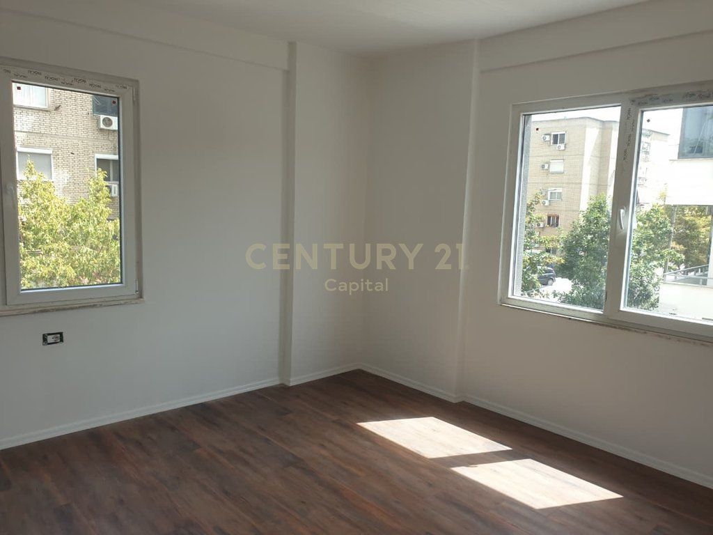 SHITET APARTAMENT 2+1+2 + PARKIM – XHAMLLIK, PRANË KOMPLEKSIT “TEK OXHAKU”