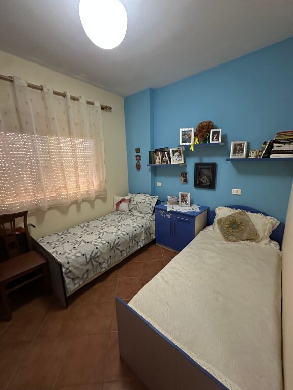 Xhamlliku - Shitet 2+1 75m2 Pallat Me Ashensor Kati 9 Prane SPAR  Ky apartament 2+1 ndodhet në katin e 9-të të një pallati në zonën e Xhamllikut në Tiranë dhe është në shitje me një sipërfaqe totale prej 75 m². • Sipërfaqe neto: 62.52 m² • Sipërfaqe bruto: 75 m² • Ndodhet në katin e 9-të të pallatit • 2 dhoma gjumi dhe 1 tualet • Ideale për banim familjar ose investim • Për më shumë informacion, ju lutemi na kontaktoni!