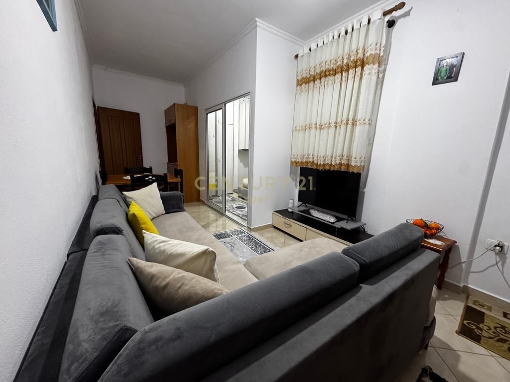 Japim me qira 1+1 TEK SHINAT E TRENIT! 300 € /Muaj 27,000 Lekë /Muaj