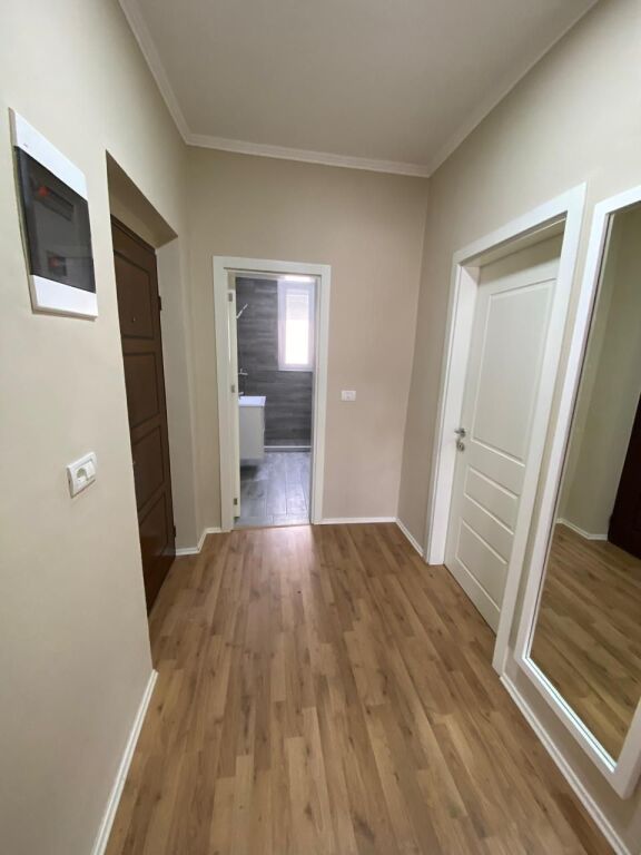 🏠 Jepet me qira 2+1 – Vasil Shanto  📍 Pallat ekzistues, kati 4 pa ashensor 🛏️ 2 dhoma gjumi + sallon 🚿 Banjo | 🌿 Ballkon | 📦 Depo 🛋️ I mobiluar 💰 75,000 lekë/muaj
