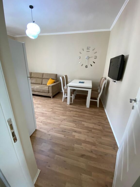 🏠 Jepet me qira 2+1 – Vasil Shanto  📍 Pallat ekzistues, kati 4 pa ashensor 🛏️ 2 dhoma gjumi + sallon 🚿 Banjo | 🌿 Ballkon | 📦 Depo 🛋️ I mobiluar 💰 75,000 lekë/muaj