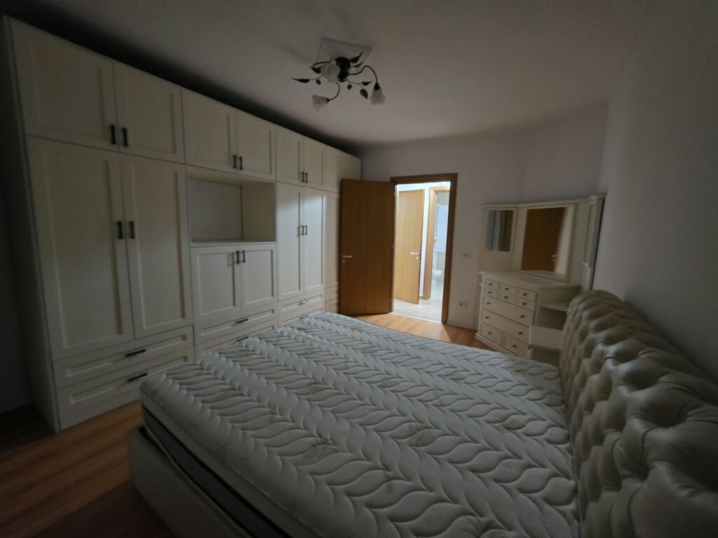 🏡 Appartamento in affitto 2+1  📍 Misto mame, vicino a Yzberishi   🏢 6° piano 🛗 Con ascensore 🛋️ Arredato 📐 Superficie: 100m²  💰 Prezzo: 50.000 Lek/mese