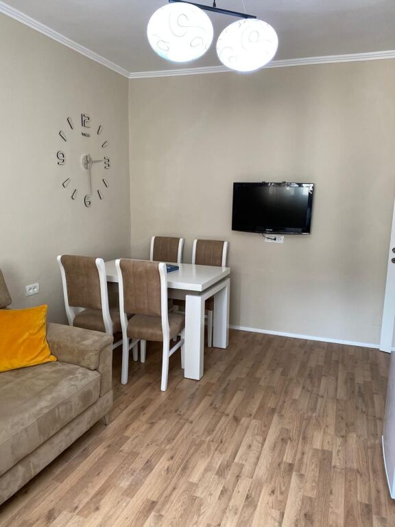 🏠 Jepet me qira 2+1 – Vasil Shanto  📍 Pallat ekzistues, kati 4 pa ashensor 🛏️ 2 dhoma gjumi + sallon 🚿 Banjo | 🌿 Ballkon | 📦 Depo 🛋️ I mobiluar 💰 75,000 lekë/muaj