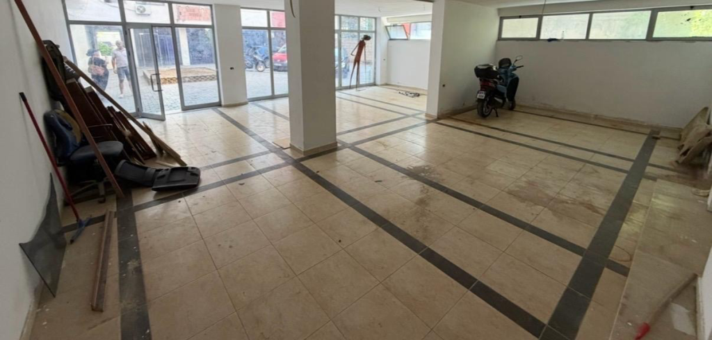 Premises 94.19 m² with glass window for sale — Shefqet Kuka St., Linze
