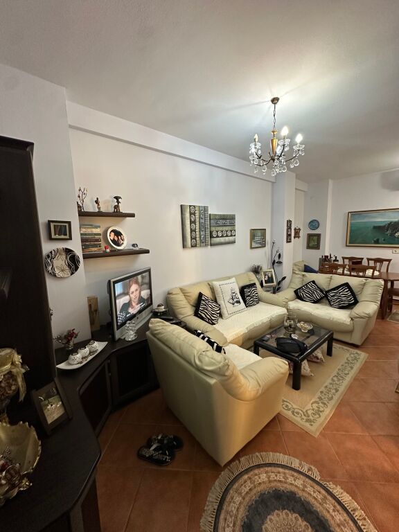 Xhamlliku - Shitet 2+1 75m2 Pallat Me Ashensor Kati 9 Prane SPAR  Ky apartament 2+1 ndodhet në katin e 9-të të një pallati në zonën e Xhamllikut në Tiranë dhe është në shitje me një sipërfaqe totale prej 75 m². • Sipërfaqe neto: 62.52 m² • Sipërfaqe bruto: 75 m² • Ndodhet në katin e 9-të të pallatit • 2 dhoma gjumi dhe 1 tualet • Ideale për banim familjar ose investim • Për më shumë informacion, ju lutemi na kontaktoni!