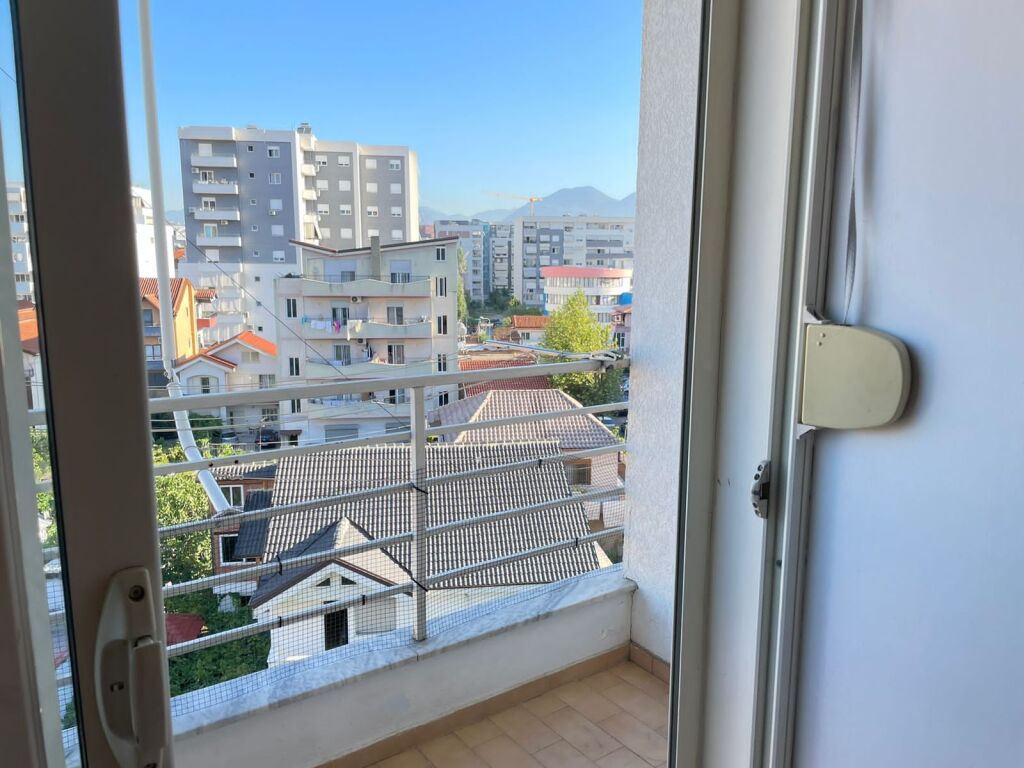 Appartamento 1+1+1 con balcone in affitto a Komuna e Parisit