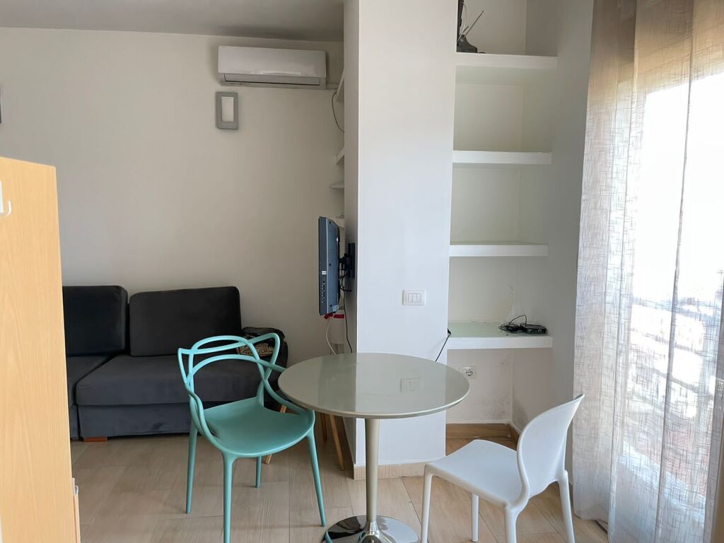 Appartamento 1+1+1 con balcone in affitto a Komuna e Parisit