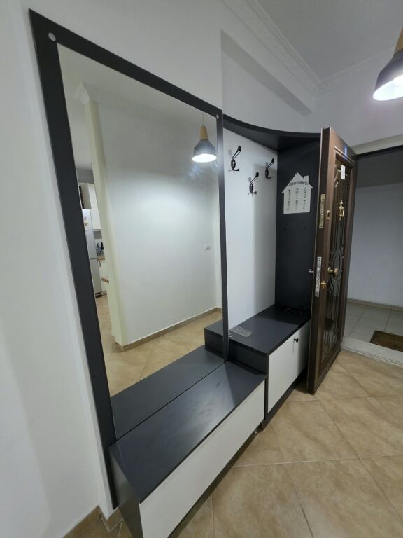 🏡 Appartamento in affitto 2+1  📍 Misto mame, vicino a Yzberishi   🏢 6° piano 🛗 Con ascensore 🛋️ Arredato 📐 Superficie: 100m²  💰 Prezzo: 50.000 Lek/mese