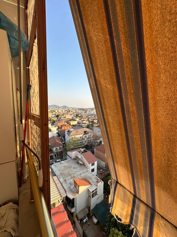 Xhamlliku - Shitet 2+1 75m2 Pallat Me Ashensor Kati 9 Prane SPAR  Ky apartament 2+1 ndodhet në katin e 9-të të një pallati në zonën e Xhamllikut në Tiranë dhe është në shitje me një sipërfaqe totale prej 75 m². • Sipërfaqe neto: 62.52 m² • Sipërfaqe bruto: 75 m² • Ndodhet në katin e 9-të të pallatit • 2 dhoma gjumi dhe 1 tualet • Ideale për banim familjar ose investim • Për më shumë informacion, ju lutemi na kontaktoni!