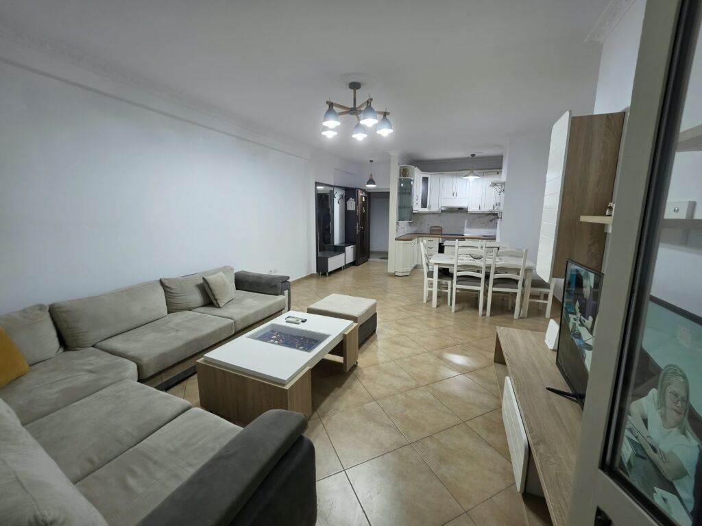 🏡 Appartamento in affitto 2+1  📍 Misto mame, vicino a Yzberishi   🏢 6° piano 🛗 Con ascensore 🛋️ Arredato 📐 Superficie: 100m²  💰 Prezzo: 50.000 Lek/mese