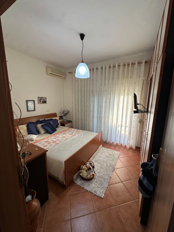 Xhamlliku - Shitet 2+1 75m2 Pallat Me Ashensor Kati 9 Prane SPAR  Ky apartament 2+1 ndodhet në katin e 9-të të një pallati në zonën e Xhamllikut në Tiranë dhe është në shitje me një sipërfaqe totale prej 75 m². • Sipërfaqe neto: 62.52 m² • Sipërfaqe bruto: 75 m² • Ndodhet në katin e 9-të të pallatit • 2 dhoma gjumi dhe 1 tualet • Ideale për banim familjar ose investim • Për më shumë informacion, ju lutemi na kontaktoni!