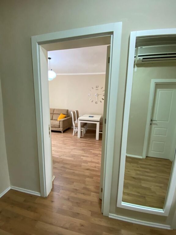 🏠 Jepet me qira 2+1 – Vasil Shanto  📍 Pallat ekzistues, kati 4 pa ashensor 🛏️ 2 dhoma gjumi + sallon 🚿 Banjo | 🌿 Ballkon | 📦 Depo 🛋️ I mobiluar 💰 75,000 lekë/muaj