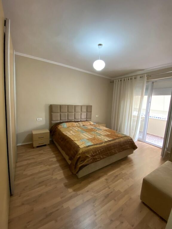 🏠 Jepet me qira 2+1 – Vasil Shanto  📍 Pallat ekzistues, kati 4 pa ashensor 🛏️ 2 dhoma gjumi + sallon 🚿 Banjo | 🌿 Ballkon | 📦 Depo 🛋️ I mobiluar 💰 75,000 lekë/muaj