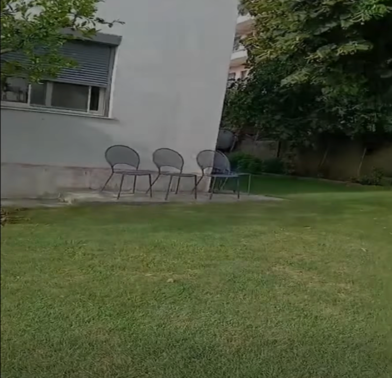 In affitto: casa privata con un grande giardino adatto agli animali domestici.