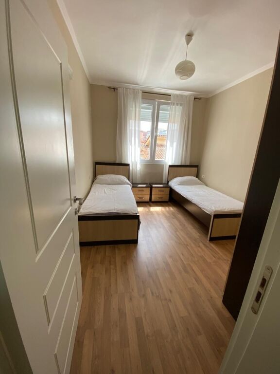 🏠 Jepet me qira 2+1 – Vasil Shanto  📍 Pallat ekzistues, kati 4 pa ashensor 🛏️ 2 dhoma gjumi + sallon 🚿 Banjo | 🌿 Ballkon | 📦 Depo 🛋️ I mobiluar 💰 75,000 lekë/muaj