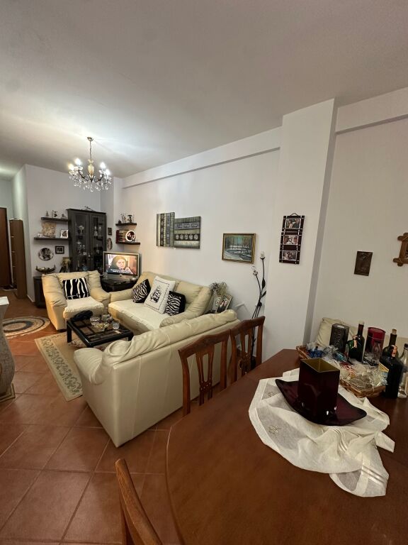 Xhamlliku - Shitet 2+1 75m2 Pallat Me Ashensor Kati 9 Prane SPAR  Ky apartament 2+1 ndodhet në katin e 9-të të një pallati në zonën e Xhamllikut në Tiranë dhe është në shitje me një sipërfaqe totale prej 75 m². • Sipërfaqe neto: 62.52 m² • Sipërfaqe bruto: 75 m² • Ndodhet në katin e 9-të të pallatit • 2 dhoma gjumi dhe 1 tualet • Ideale për banim familjar ose investim • Për më shumë informacion, ju lutemi na kontaktoni!