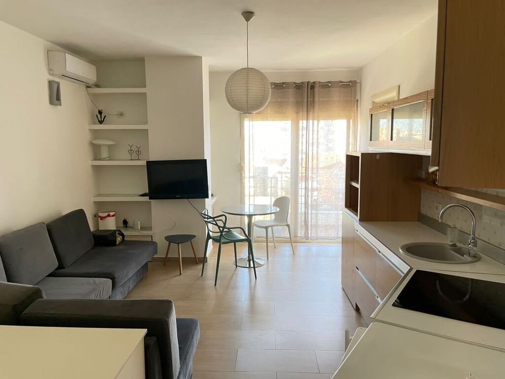 Appartamento 1+1+1 con balcone in affitto a Komuna e Parisit